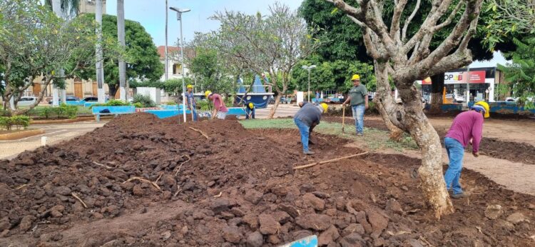 Continua a pleno vapor a reforma geral da praça Agenor Carrilho no centro da cidade de Miranda