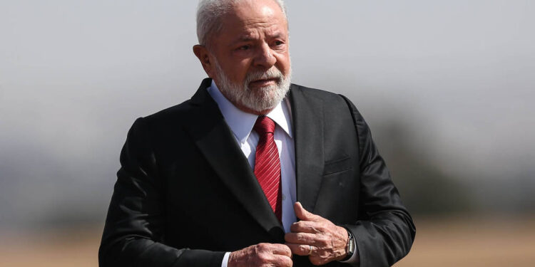 Lula deixa hospital em Brasília após procedimento no quadril