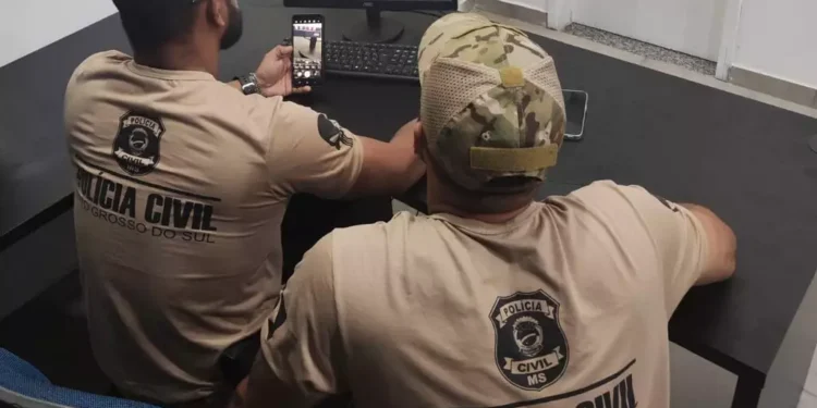 Professor é flagrado com centenas de fotos e vídeos com pornografia infantil