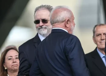 Lula pode avaliar manter Aras, indicado por Bolsonaro, na PGR, diz Dino