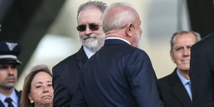 Lula pode avaliar manter Aras, indicado por Bolsonaro, na PGR, diz Dino