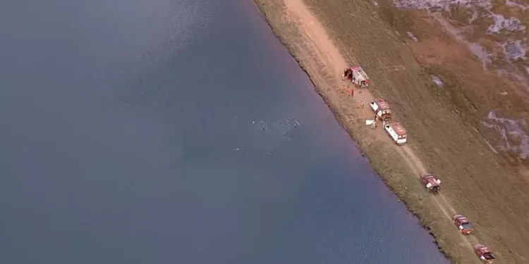 Três crianças morrem afogadas após carro cair em lagoa no DF