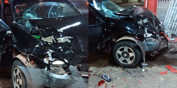 Carro atropela clientes de lanchonete em calçada