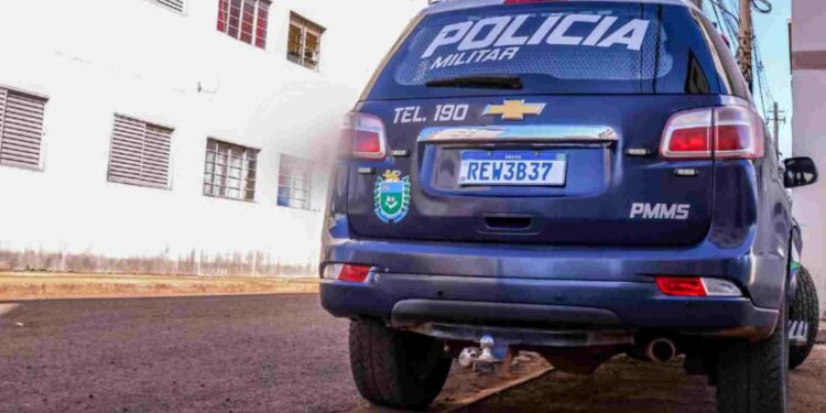 Em surto, mãe tenta jogar filho da janela de condomínio e é contida pela PM em Campo Grande