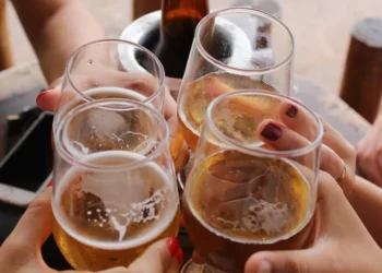 Consumo de cerveja sem álcool dispara no Brasil, vira tendência e deve chegar a quase 500 milhões de litros produzidos em 2023