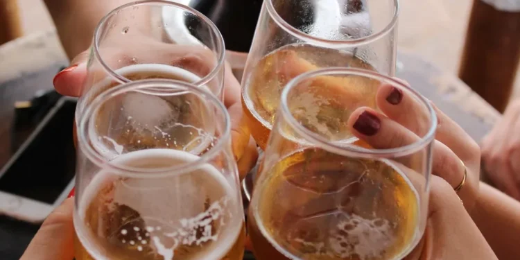Consumo de cerveja sem álcool dispara no Brasil, vira tendência e deve chegar a quase 500 milhões de litros produzidos em 2023