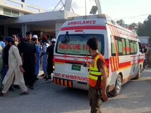 Ataque a bomba deixa ao menos 54 mortos em comício no Paquistão