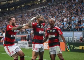 Flamengo revê versão dominante, se impõe contra o Grêmio e assombra Renato