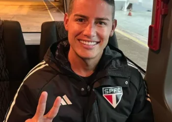 James chega ao Brasil com festa da torcida e provocação a rival