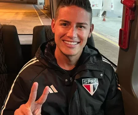 James chega ao Brasil com festa da torcida e provocação a rival