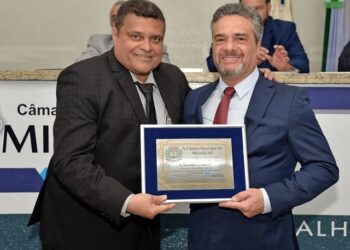 Alexandre Gameiro, da Empresa Acelera Internet, recebe o titulo de Cidadão Mirandense