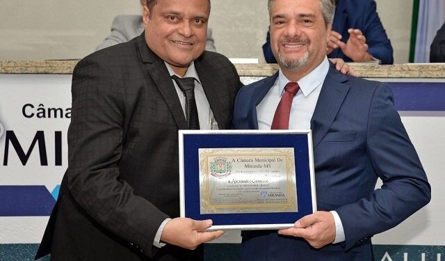 Alexandre Gameiro, da Empresa Acelera Internet, recebe o titulo de Cidadão Mirandense