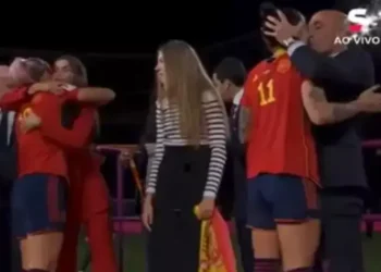 Jogadora da Espanha leva beijo na boca durante premiação da Copa Feminina e se irrita: ‘Não gostei’