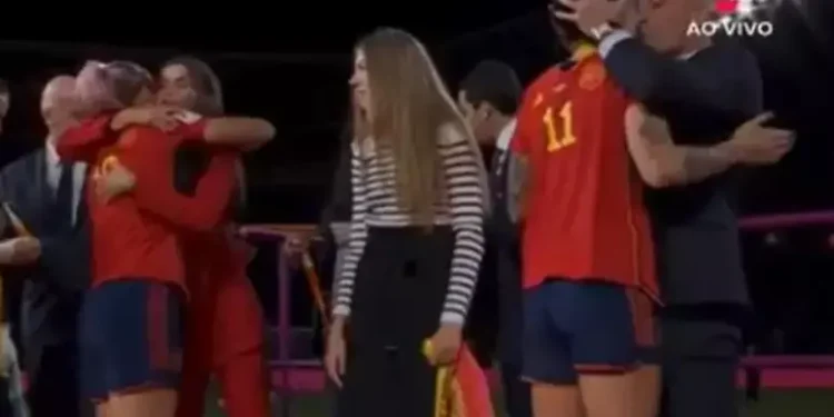 Jogadora da Espanha leva beijo na boca durante premiação da Copa Feminina e se irrita: ‘Não gostei’