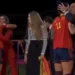Jogadora da Espanha leva beijo na boca durante premiação da Copa Feminina e se irrita: ‘Não gostei’