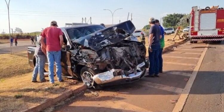 Acidente entre duas caminhonetes deixa um morto e quatro feridos