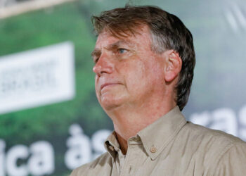 Parlamentares governistas pedem apreensão do passaporte de Jair Bolsonaro ao STF