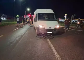 Adolescente morre atropelado por van, 20 minutos após sair de casa