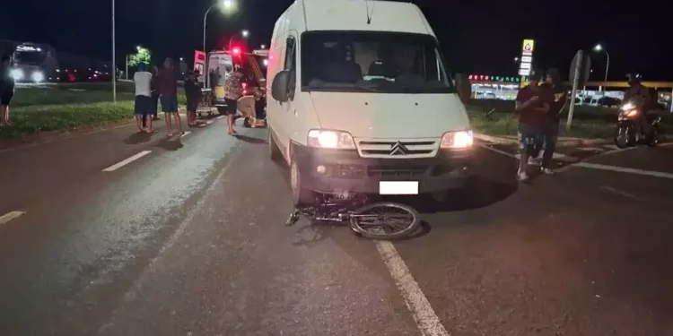 Adolescente morre atropelado por van, 20 minutos após sair de casa