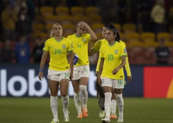 Brasil empata com a Jamaica e é eliminado da Copa em despedida de Marta