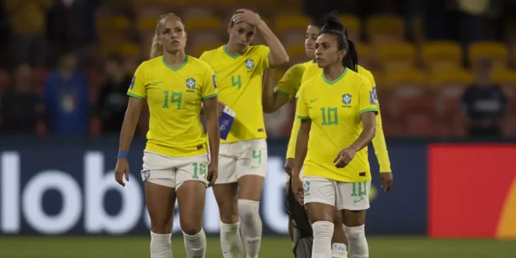 Brasil empata com a Jamaica e é eliminado da Copa em despedida de Marta
