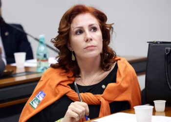 Operação da PF abre contagem regressiva para Zambelli perder o mandato