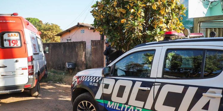 Rapaz mata companheira com tiro na cabeça