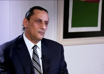 Bolsonaro, Queiroz e Flávio temem terem sido gravados por Wassef