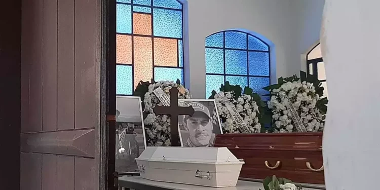Multidão se reúne para despedida de pai e filho que morreram em acidente aéreo