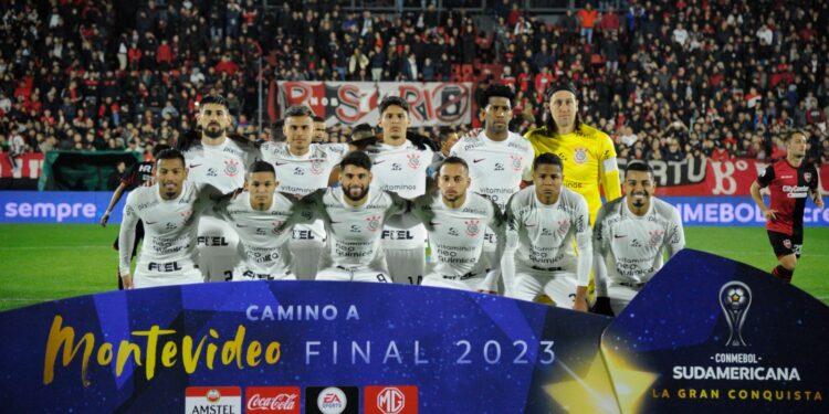 Corinthians sabe sofrer, segura empate contra o Newell’s Old Boys e está classificado às quartas de final da Sul-Americana