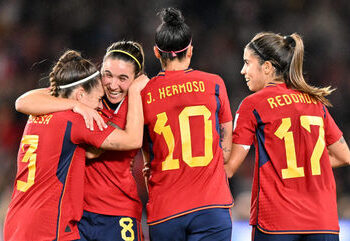 Espanha aproveita falhas da Inglaterra, vence por 1 a 0 e é campeã inédita da Copa do Mundo