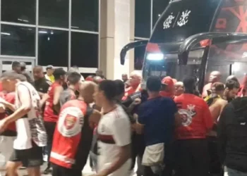 Flamengo chega ao Rio sob protesto e confusão após queda na Libertadores