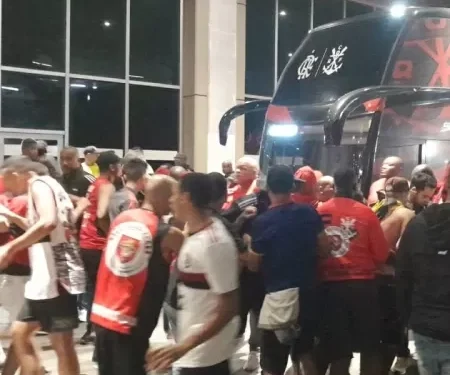 Flamengo chega ao Rio sob protesto e confusão após queda na Libertadores