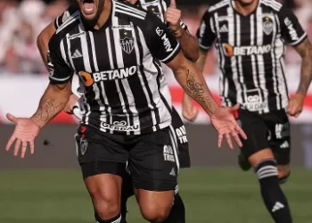 Atlético vence São Paulo com golaço de Hulk e pênalti de Lucas em reestreia