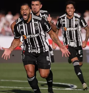 Atlético vence São Paulo com golaço de Hulk e pênalti de Lucas em reestreia