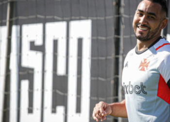 Craque francês muda o clima no Vasco desde o anúncio do pré-contrato, mobiliza torcida e esbanja sorrisos disponibilidade