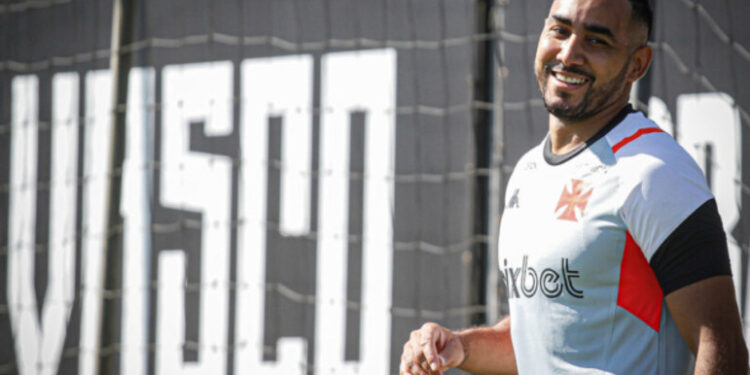 Craque francês muda o clima no Vasco desde o anúncio do pré-contrato, mobiliza torcida e esbanja sorrisos disponibilidade