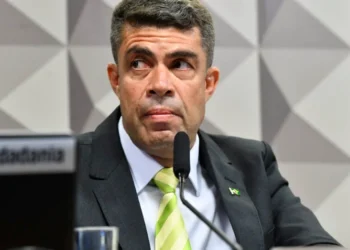 Ex-assessor confirma ter feito pagamento de boleto para família Bolsonaro, mas silencia em seguida