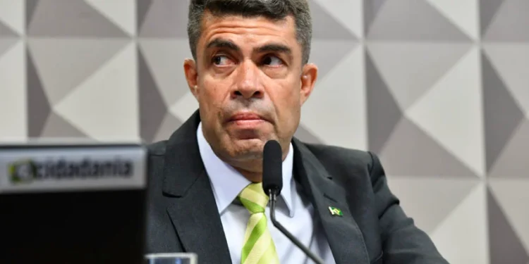 Ex-assessor confirma ter feito pagamento de boleto para família Bolsonaro, mas silencia em seguida