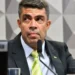 Ex-assessor confirma ter feito pagamento de boleto para família Bolsonaro, mas silencia em seguida