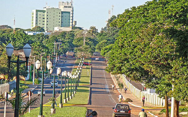 Em surto, homem invade quartel e ameaça militares com faca