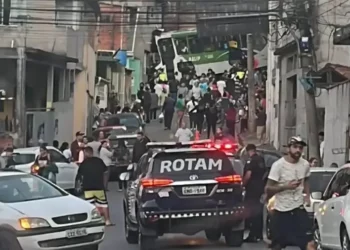 Ônibus perde controle, invade casa em Barueri e deixa ao menos 9 feridos