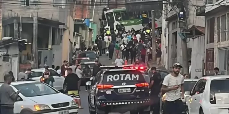 Ônibus perde controle, invade casa em Barueri e deixa ao menos 9 feridos