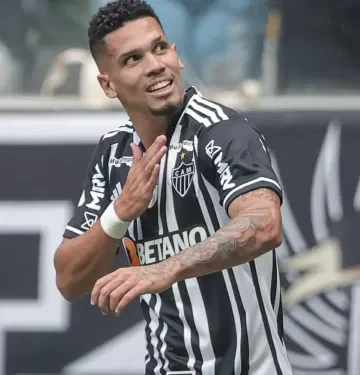 Com dois de Paulinho, Atlético-MG bate Santos em estreia da Arena MRV