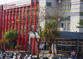 Homem arrebenta porta de casa, bate na ex e rasga sofá na faca