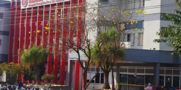 Homem arrebenta porta de casa, bate na ex e rasga sofá na faca