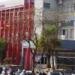 Homem arrebenta porta de casa, bate na ex e rasga sofá na faca