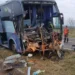 Superlotado, ônibus atinge caminhão, motorista morre e três ficam feridos