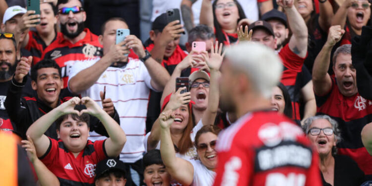 Com gol no final, Flamengo vence o Coritiba de virada no Couto Pereira