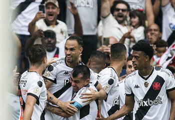 Vasco vence o Atlético-MG em dia de festa da torcida no Maracanã